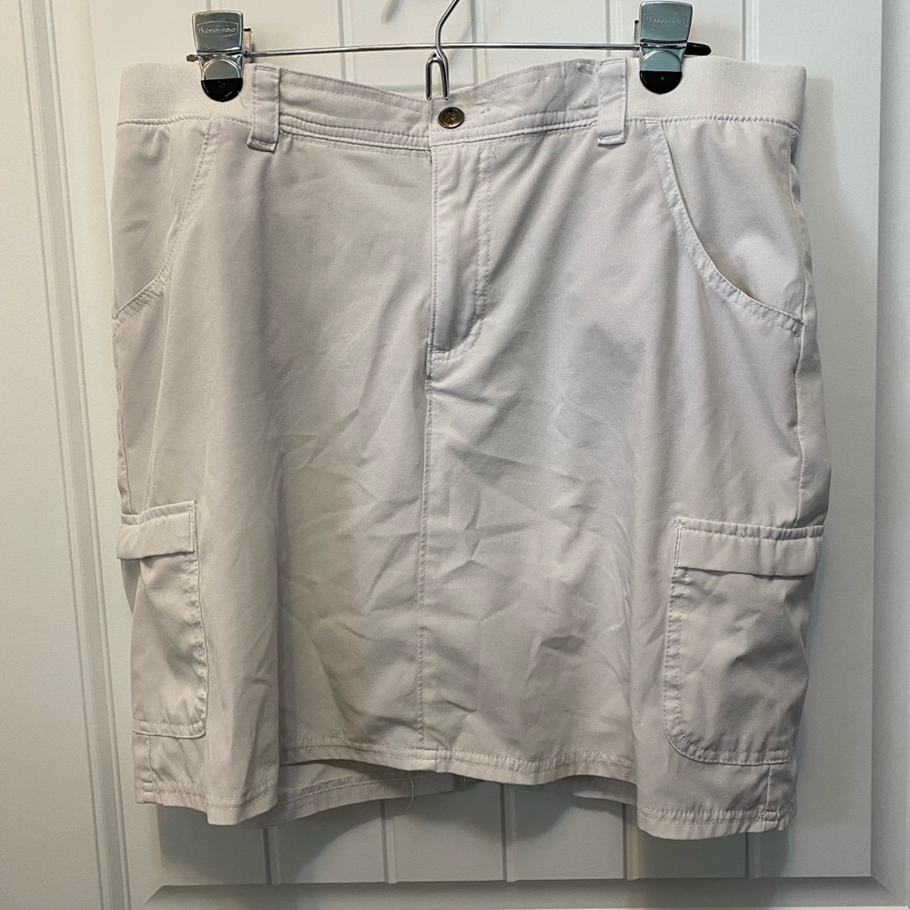 Lee relaxed fit off white cargo skort. Size Medium. Tons of pockets.